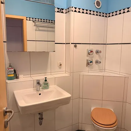 Modernes, Neumoebliertes Mit Gemeinschaftsbad * Marburg