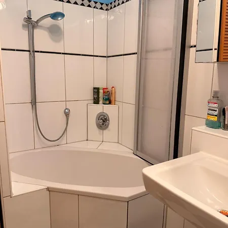 Lägenhet Modernes, Neumoebliertes Mit Gemeinschaftsbad *